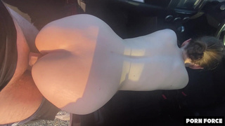 Трахать жопастую и сисястую подругу в машине на закате - лучшее занятие